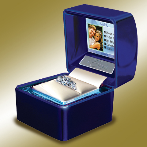 Display up to 500 photos or 60 minutes of video in the Euricase high-tech ring case